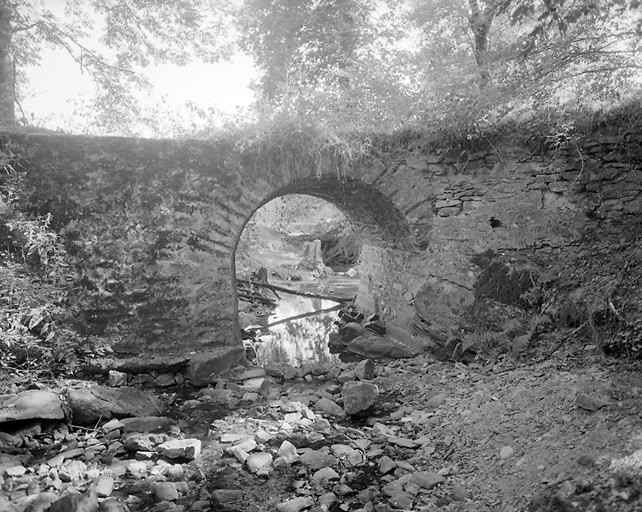 Pont situé sur le ruisseau du Gramoulou, autrefois emprunté par un ancien chemin menant au Moulin des Champs.