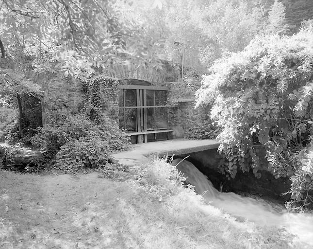 Vestiges de maçonnerie surplombant la chute d'eau.