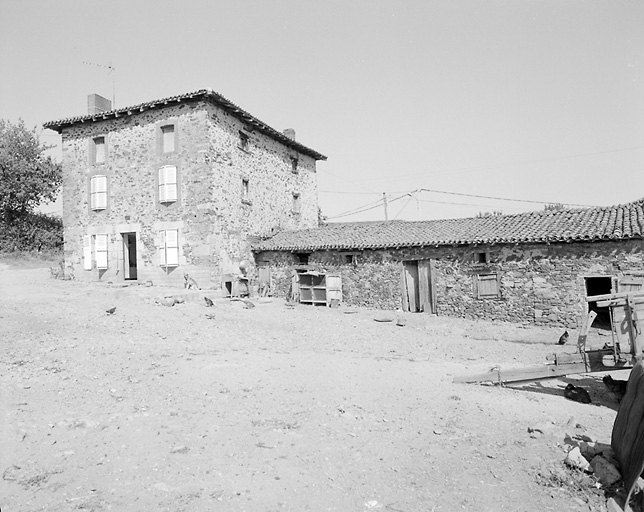 Beynac, la Sudrie. Logis de ferme avec changement d'orientation de la façade.