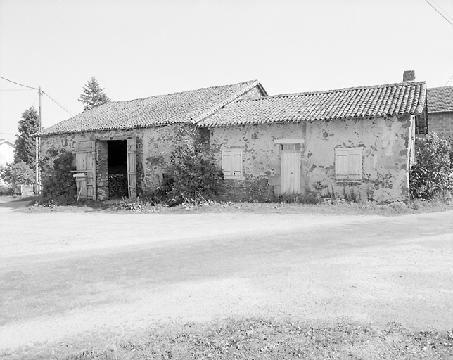 Burgnac, le Grand Chalier. Ferme en bloc à terre.
