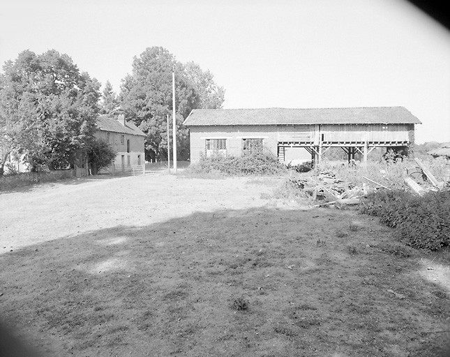 Vue d'ensemble, depuis le sud. Bâtiment comprenant le séchoir, le hangar à machine à vapeur, à droite et le logement du tuilier, à gauche.