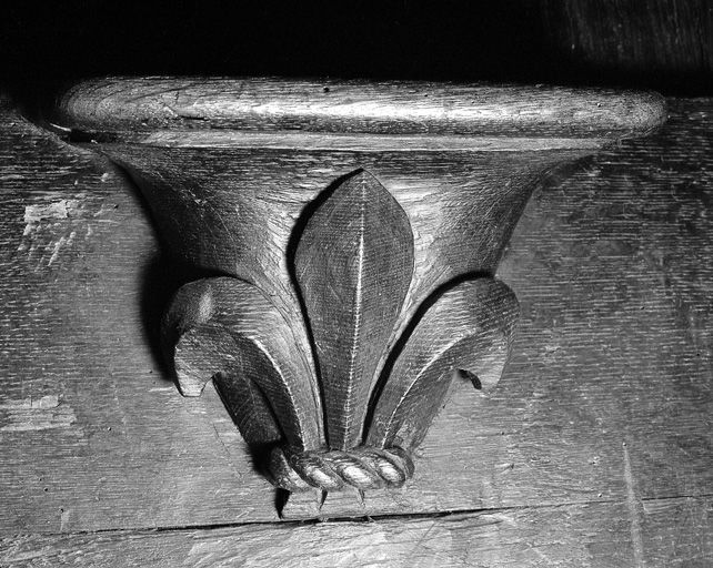 Miséricorde : fleur de lis.