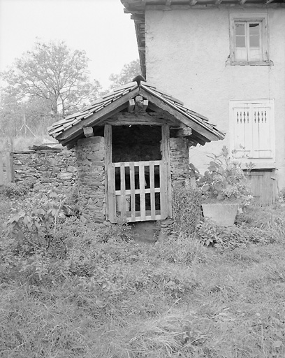 Burgnac, le Petit Chalier. Puits.