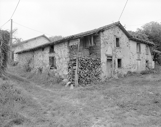 Burgnac, le Petit Chalier. Logis de ferme avec élévation dans mur pignon.