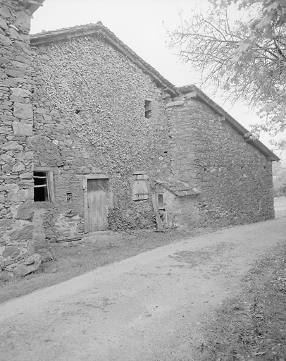 Burgnac, les Farges. Logis de ferme avec façade dans le mur pignon.