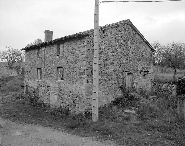 Bosmie-l'Aiguille, Bosmie. Logis de ferme avec étage de soubassement à usage de remise.