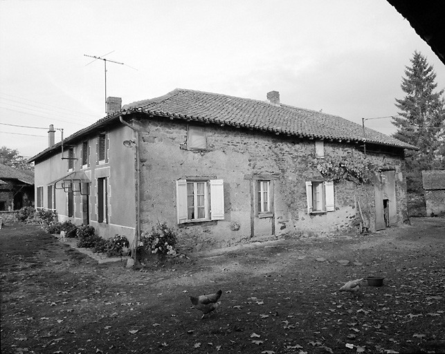Jourgnac, Champagnac. Logis de ferme avec changement d'orientation de façade.