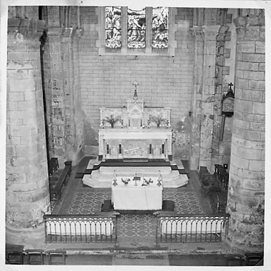 Intérieur. Vue du choeur avec l'ancien autel.