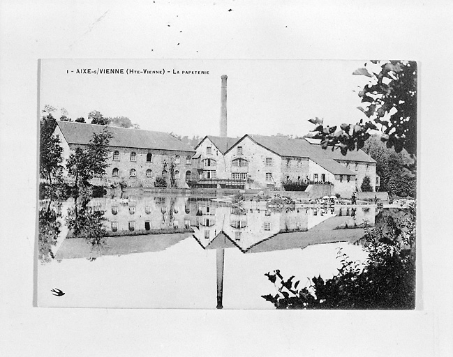 Le Moulin de La Mie. Vue d'ensemble, depuis la rive droite de la Vienne, de la papeterie du moulin de la Mie. Prise de vue réalisée avant 1935.