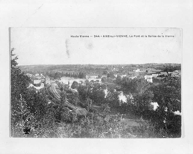 Vue d'ensemble de la vallée de la Vienne, depuis le nord-ouest, avec le quartier Outre-Vienne, au nord et une partie de la ville, au sud.