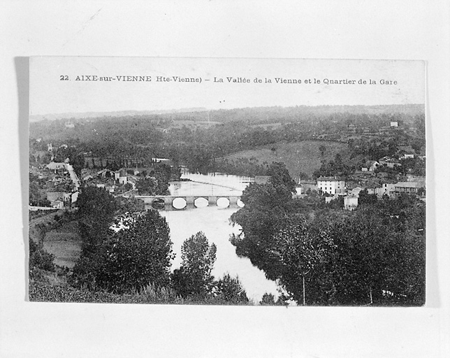 Vue de la vallée de la Vienne, depuis l'ouest, avec le quartier Outre-Vienne, au nord et une partie de la ville basse, au sud.