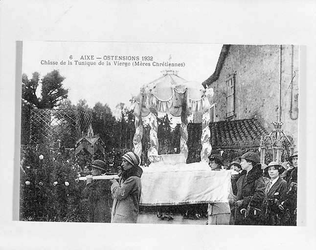 Reliquaire porté en procession lors des ostensions d'Aixe-sur-Vienne, en 1932.