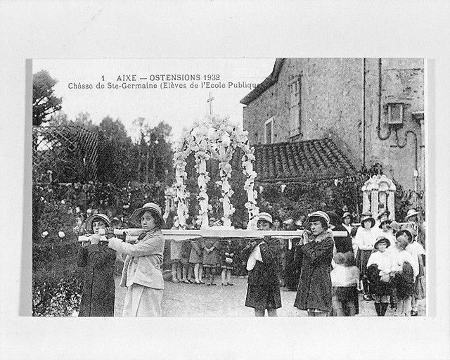 Châsse de sainte Germaine portée lors des ostensions d'Aixe-sur-Vienne, en 1932.