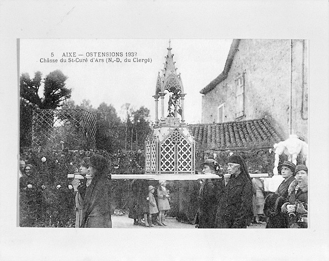 Châsse du saint curé d'Ars portée lors des ostensions d'Aixe-sur-Vienne, en 1932.