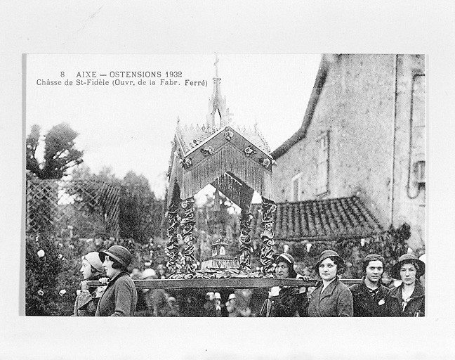 Châsse de saint Fidèle portée lors des ostensions d'Aixe-sur-Vienne, en 1932.