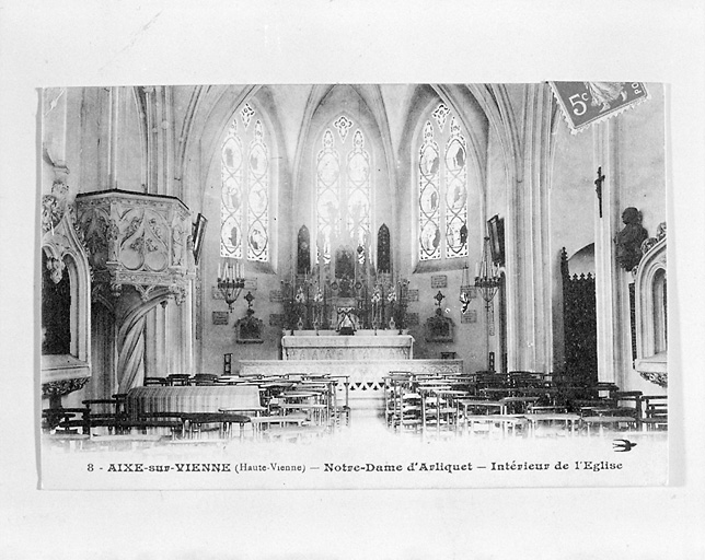 Vue intérieure de la chapelle, avec vue des trois verrières du choeur, exécutées par Gesta et détruites lors d'un bombardement en 1944.