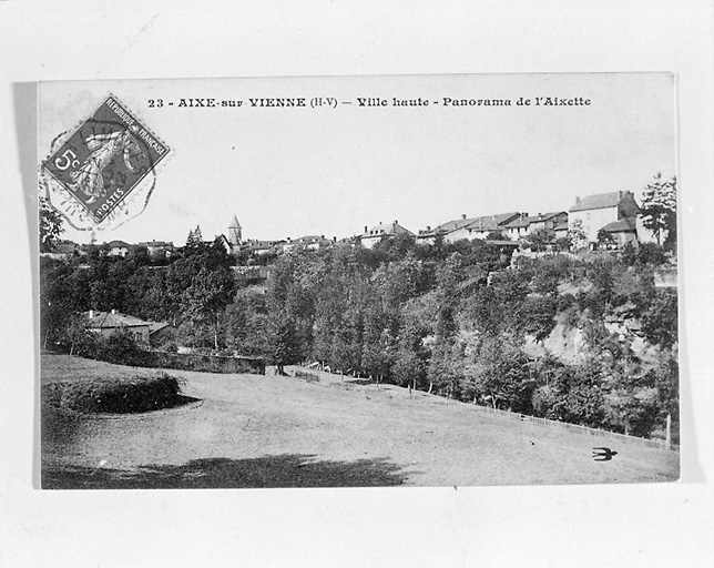 Vue partielle de la ville, depuis le sud-est, avec la vallée de l'Aixette en premier plan.