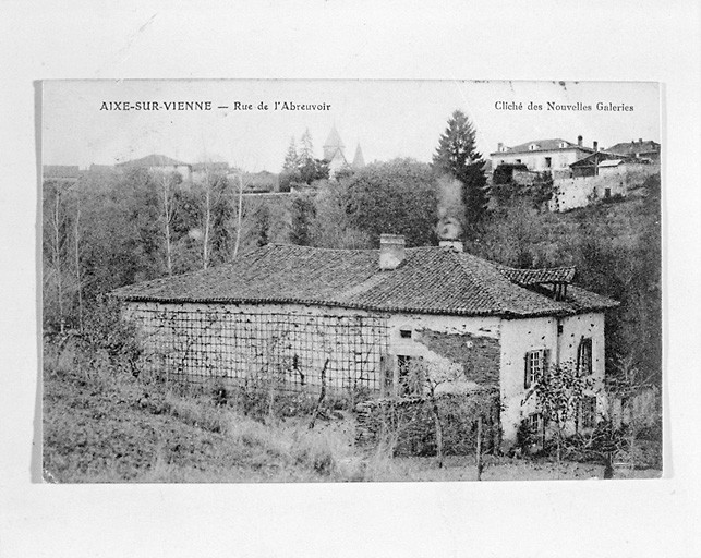 Vue partielle de la ville, à l'est, depuis la rive droite de l'Aixette, avec en premier plan une maison aujourd'hui démolie.