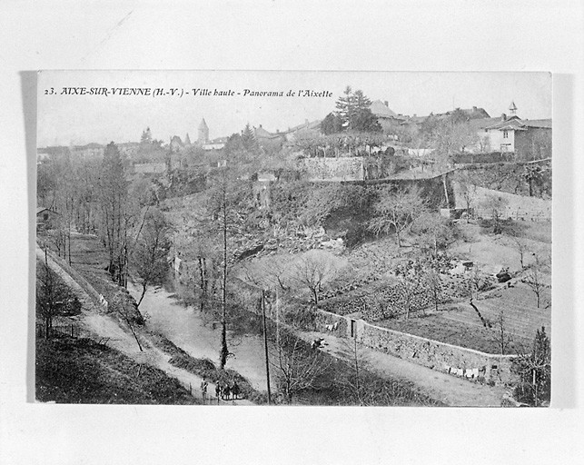 Vue partielle de la ville, depuis l'est, avec l'Aixette en contrebas.