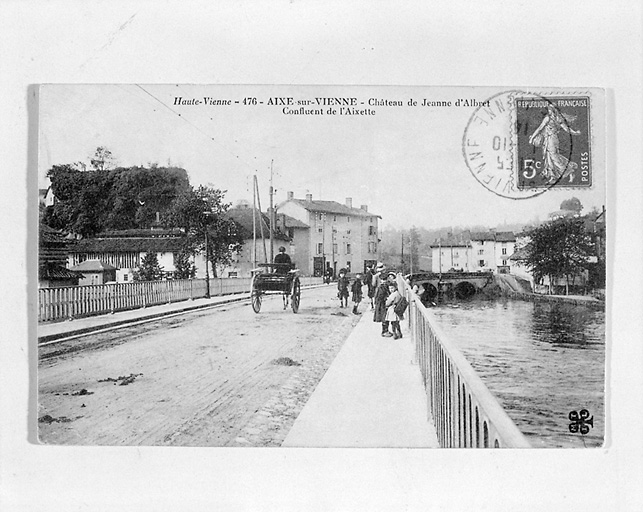 Vue des vestiges de l'ancienne forteresse depuis le pont de la Vienne.