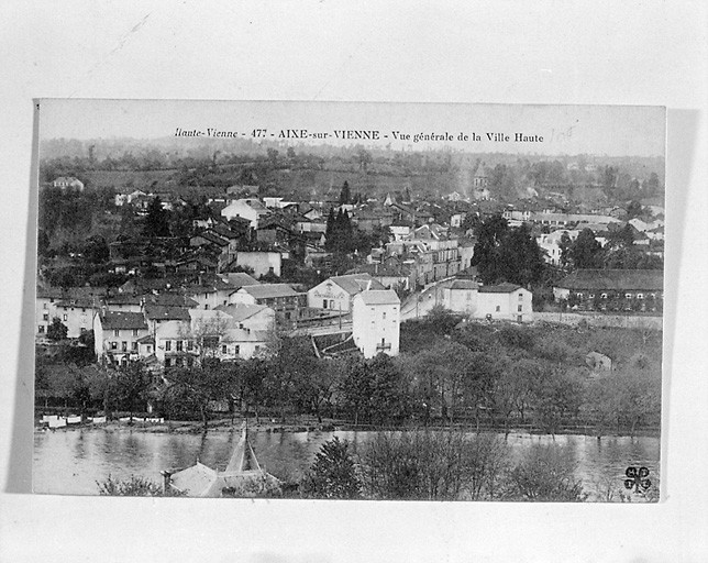 Vue générale de la ville haute, depuis les coteaux du quartier Outre-Vienne, dominant la rive droite de la Vienne.