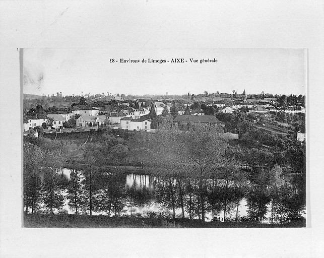 Vue générale de la ville haute depuis la rive droite de la Vienne.