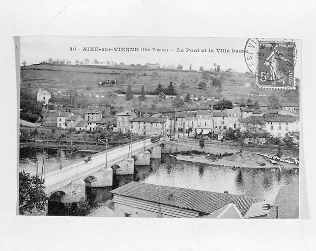 Quartier Outre-Vienne. Vue partielle du quartier, depuis la rive gauche de la Vienne, avec, en premier plan, un bâtiment de l'usine KPCL.