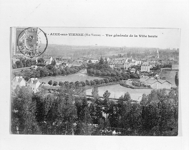 Vue partielle de la ville haute depuis les coteaux dominant la rive droite de la Vienne. Sur cette vue apparaissent la gare de tramway, aujourd'hui détruite et de l'emplacement du futur champ de foire.