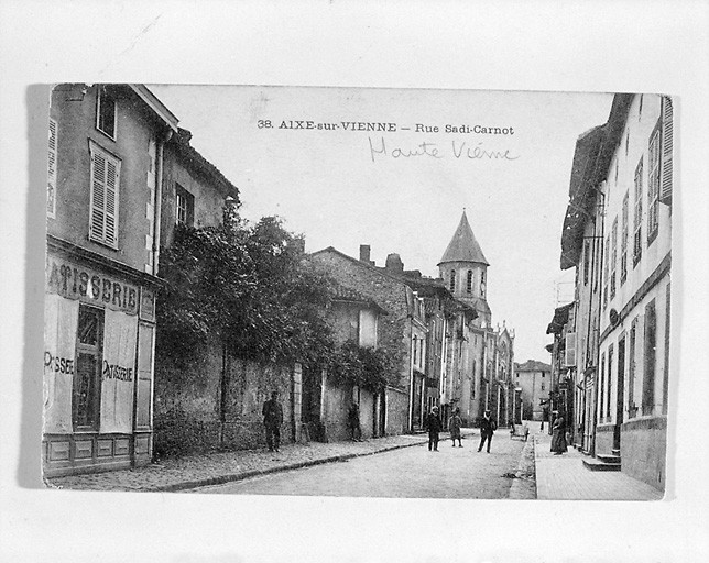 Rue Sadi Carnot. Vue partielle de la rue avec l'église en arrière-plan.