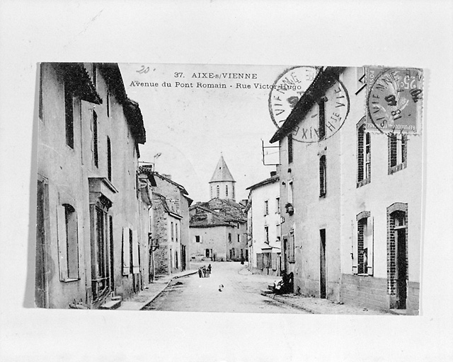 Rue Victor Hugo. Vue partielle, avec en arrière-plan le clocher de l'église.