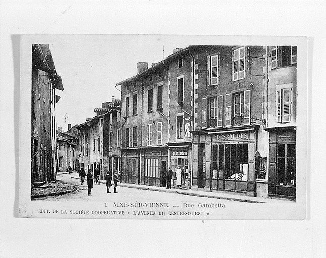 Rue Gambetta. Vue partielle depuis la place de l'Eglise.