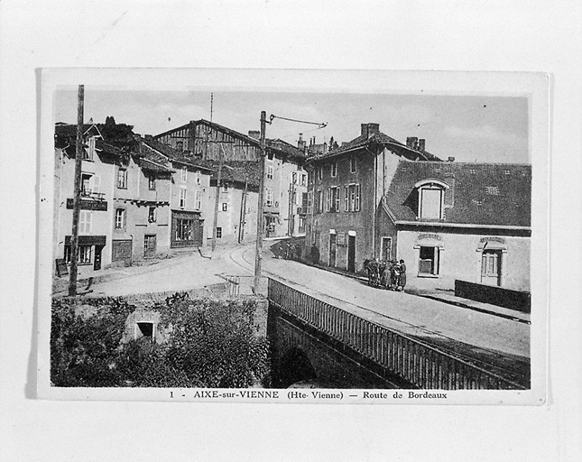 Vue partielle de la place des Horteils et du début de l'avenue du Président Wilson, depuis la rive droite de l'Aurence.