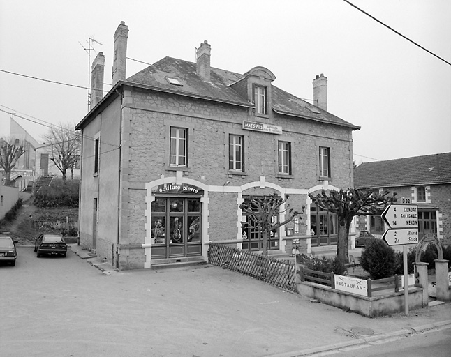Hôtel restaurant, sis à l'Aiguille, vue rapprochée depuis la rue.