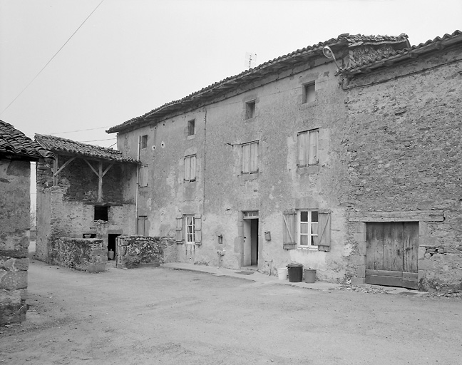Bournazeau. Logis de ferme en bloc à terre, à élévation de type A, à quatre travées. Cadastre de 1984, section C2, parcelle 392, 395.
