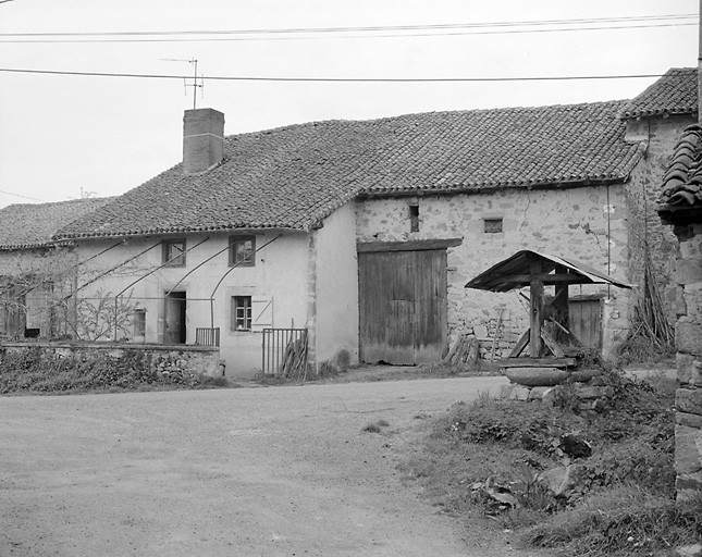 La Trémouille. Ferme en bloc à terre avec logis et grange-étable sous un même toit continu ; logis à élévation de type C. Cadastre de 1984, section F1, parcelle 210.
