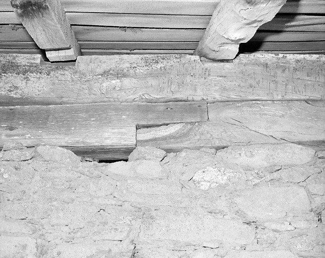 Saint-Priest-sous-Aixe, la Trémouille. Grange. Détail des deux sablières portées par le mur gouttereau.
