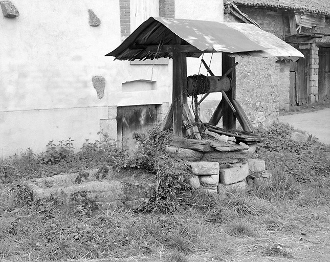 La Trémouille. Puits avec abreuvoir.