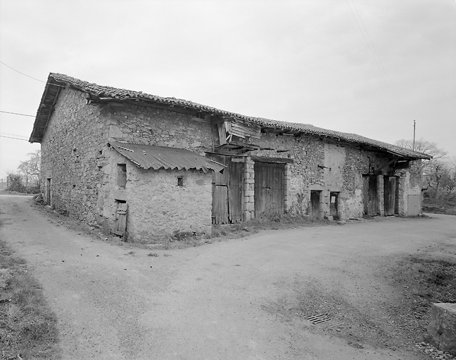 La Trémouille. Ensemble de granges-étables. Cadastre de 1984, section F1, parcelle 199 à 202.