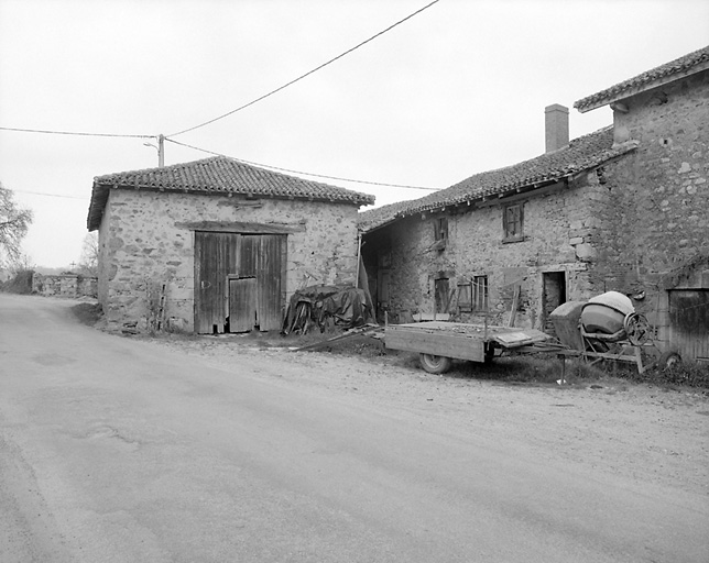 Tarnaud. Ferme avec logis à élévation de type C et grange à blé recouverte d'un toit à croupe. Cadastre de 1984, section B2, parcelle 804.