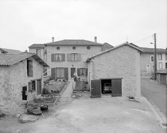 Saint-Priest-sous-Aixe, village. Maison remaniée (ancienne baie murée avec appui saillant et encadrement mouluré, visible à droite, au niveau de l'étage carré). Cadastre de 1984, section B1, P.28.
