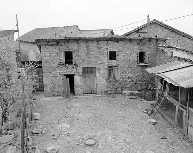Saint-Priest-sous-Aixe, village. Bâtiment à usage agricole (porcherie, poulailler), avec cave voûtée à laquelle on accède par un escalier extérieur en pierre. Cadastre de 1984, section B1, parcelle 45.
