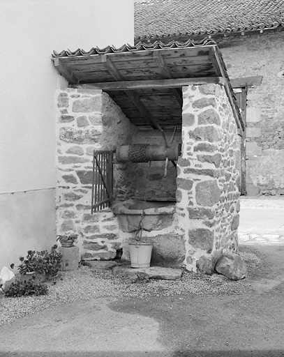 Saint-Priest-sous-Aixe, village. Puits couvert.