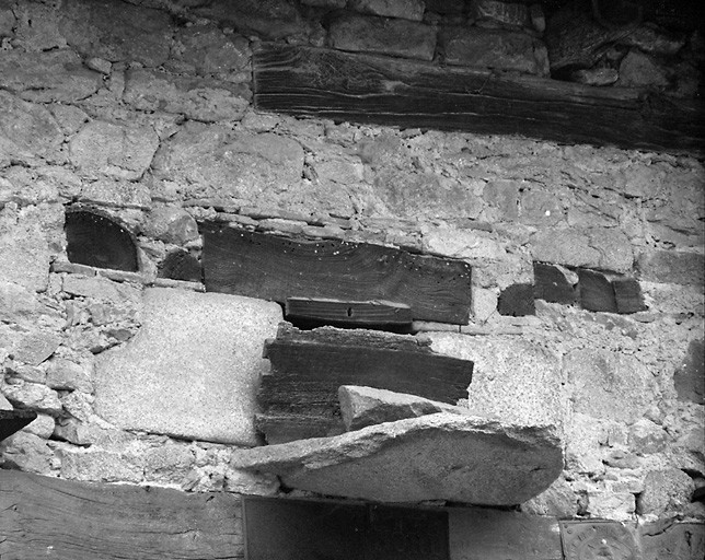Saint-Priest-sous-Aixe, village. Grange-étable. Détail d'un 'trou' à pigeons, avec pierre d'envol, aménagé au-dessus de la porte de grange.
