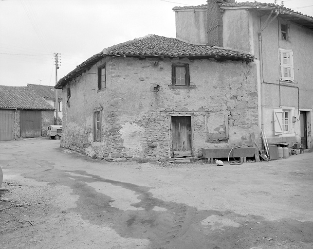 Saint-Priest-sous-Aixe, village. Maison à élévation de type C, avec encadrement des baies en bois. Cadastre de 1984, section B1, parcelle 121.