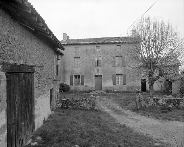 Ratterie. Logis de ferme à élévation de type A, à trois travées. Cadastre de 1984, section A3, parcelle 677.