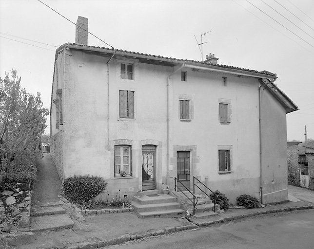 Saint-Priest-sous-Aixe, village. Ensemble de deux maisons mitoyennes, à élévation de type B. Cadastre de 1984, section B1, parcelle 53, 54.