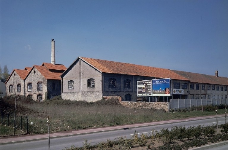 Vue de l'usine depuis le sud : la cheminée du four des Casseaux dominant le site.