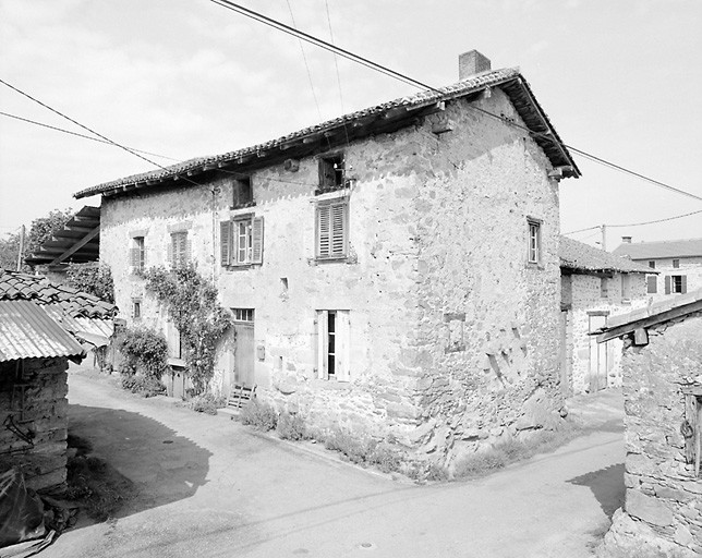 Les Bouchats. Logis de ferme, à élévation de type A, à deux travées. Cadastre de 1984, section D2, parcelle 237.