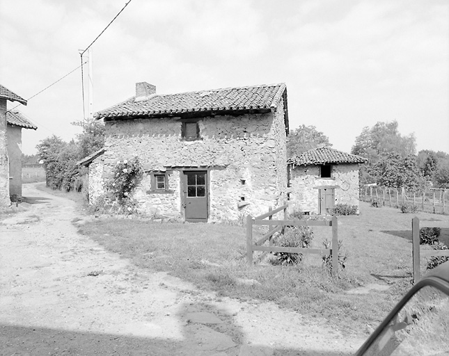 Les Bouchats. Logis de ferme à élévation de type C, avec four à pain intégré et un séchoir à châtaignes ou 'clédier' indépendant.
