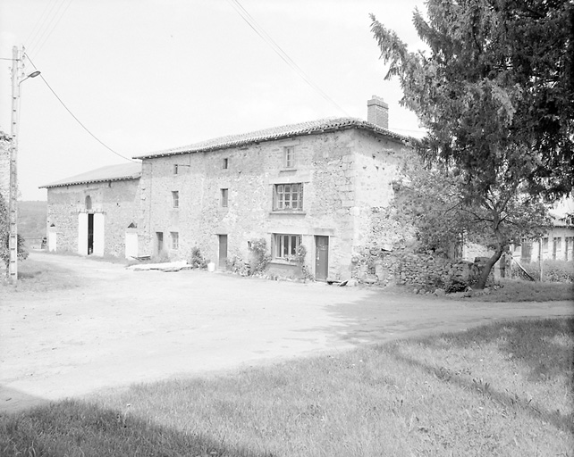 Faye. Ferme en bloc à terre, avec logis et grange-étable sous deux toits différents. Logis à élévation de type A. Cadastre de 1984, section E2, parcelle 36.
